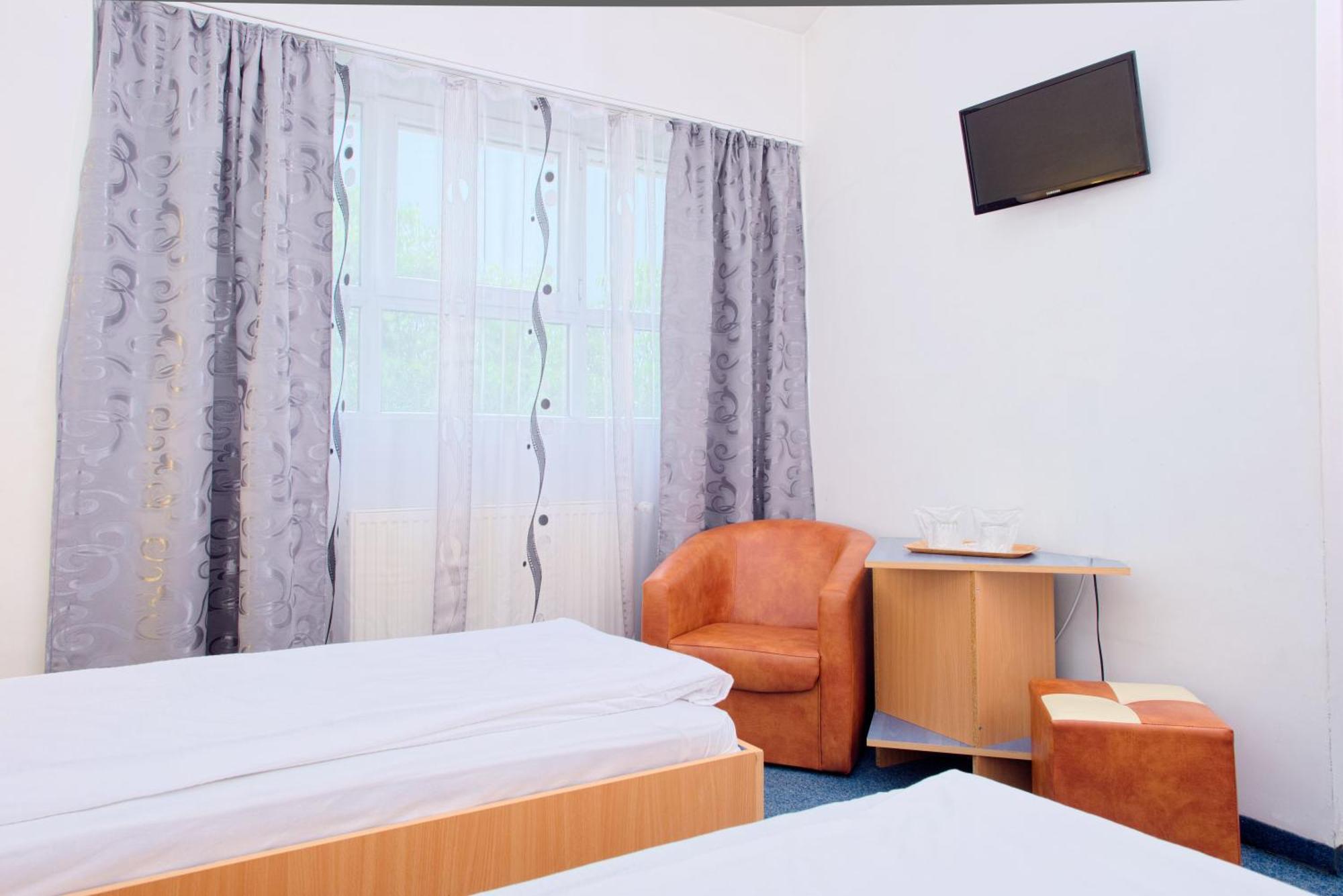 Guest house Pensiunea Leo